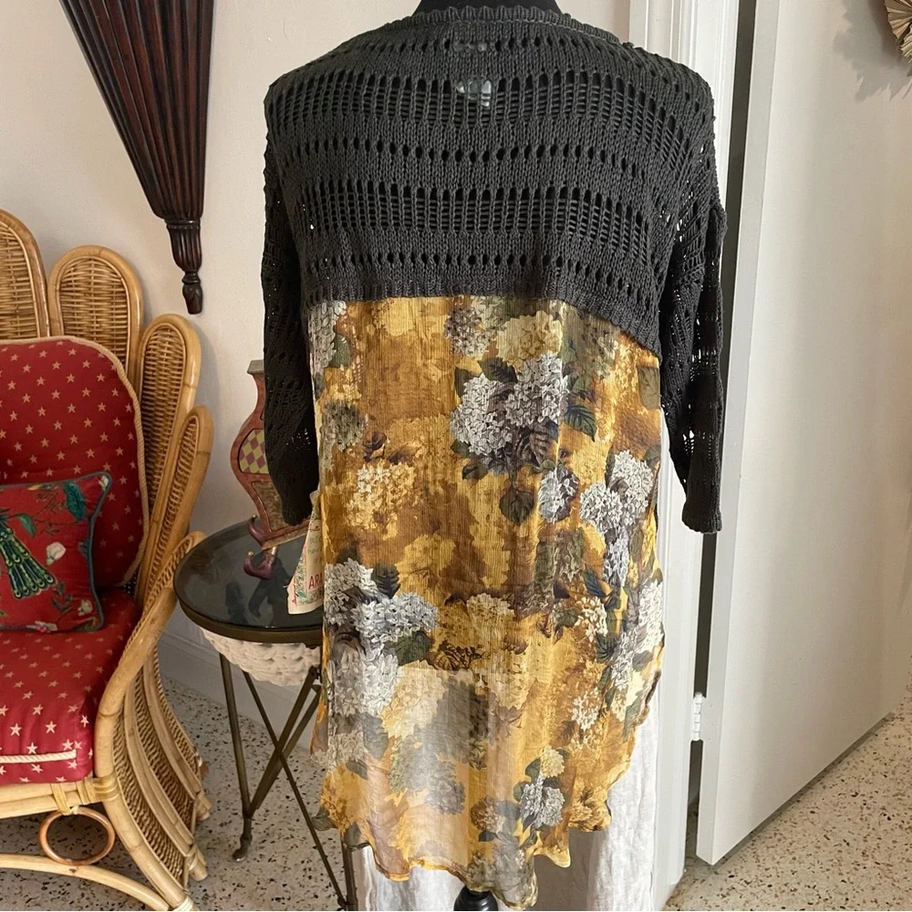 ARATTA Anthropologie Green Top with Gold Print Long Back! NEW! Oversized. Medium